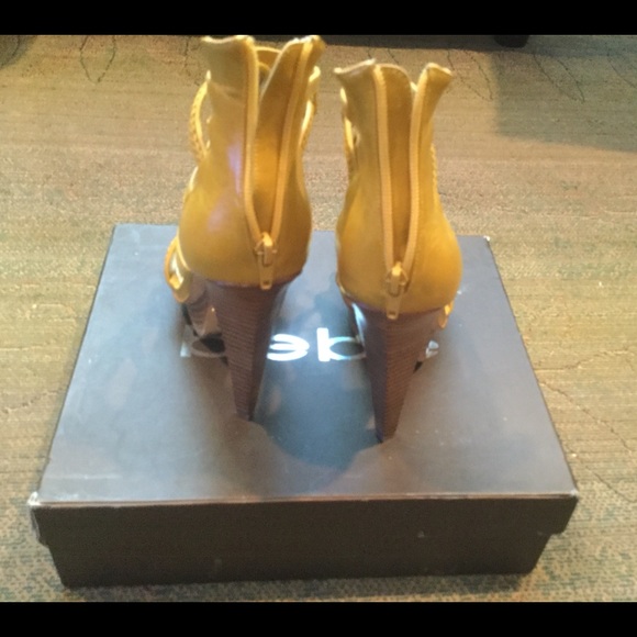 BEBE “Rosario” stacked heels in yellow - Picture 4 of 6